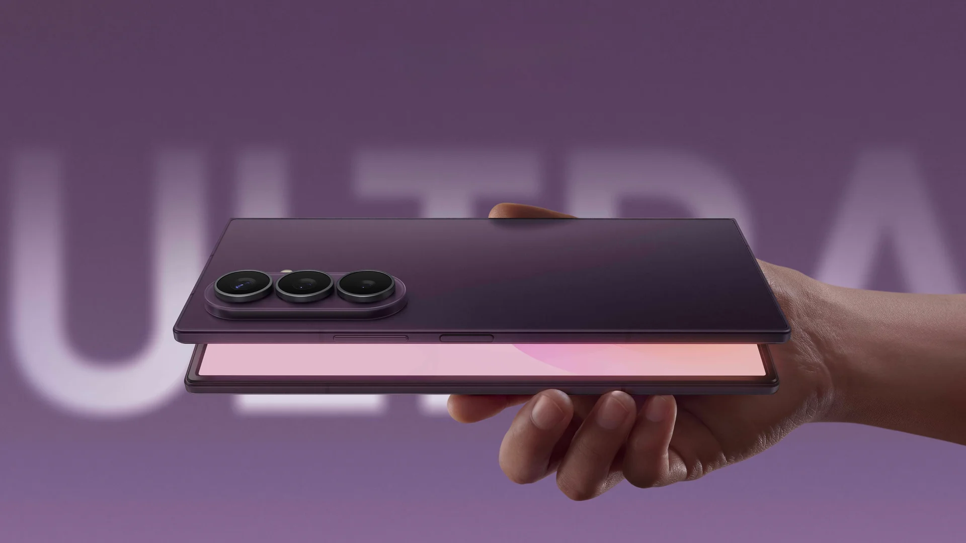 Delimično rasklopljeni Samsung Galaxy Z Fold8 Ultra u ruci, sa tankim kućištem i sistemom sa tri kamere