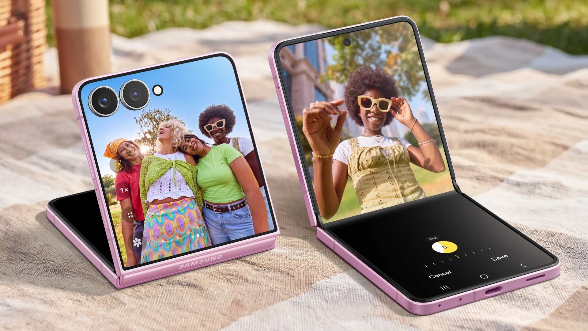 Dva ružičasta Samsung Galaxy Z Flip8 telefona u Flex režimu, sa fotografijama na spoljnom i unutrašnjem ekranu