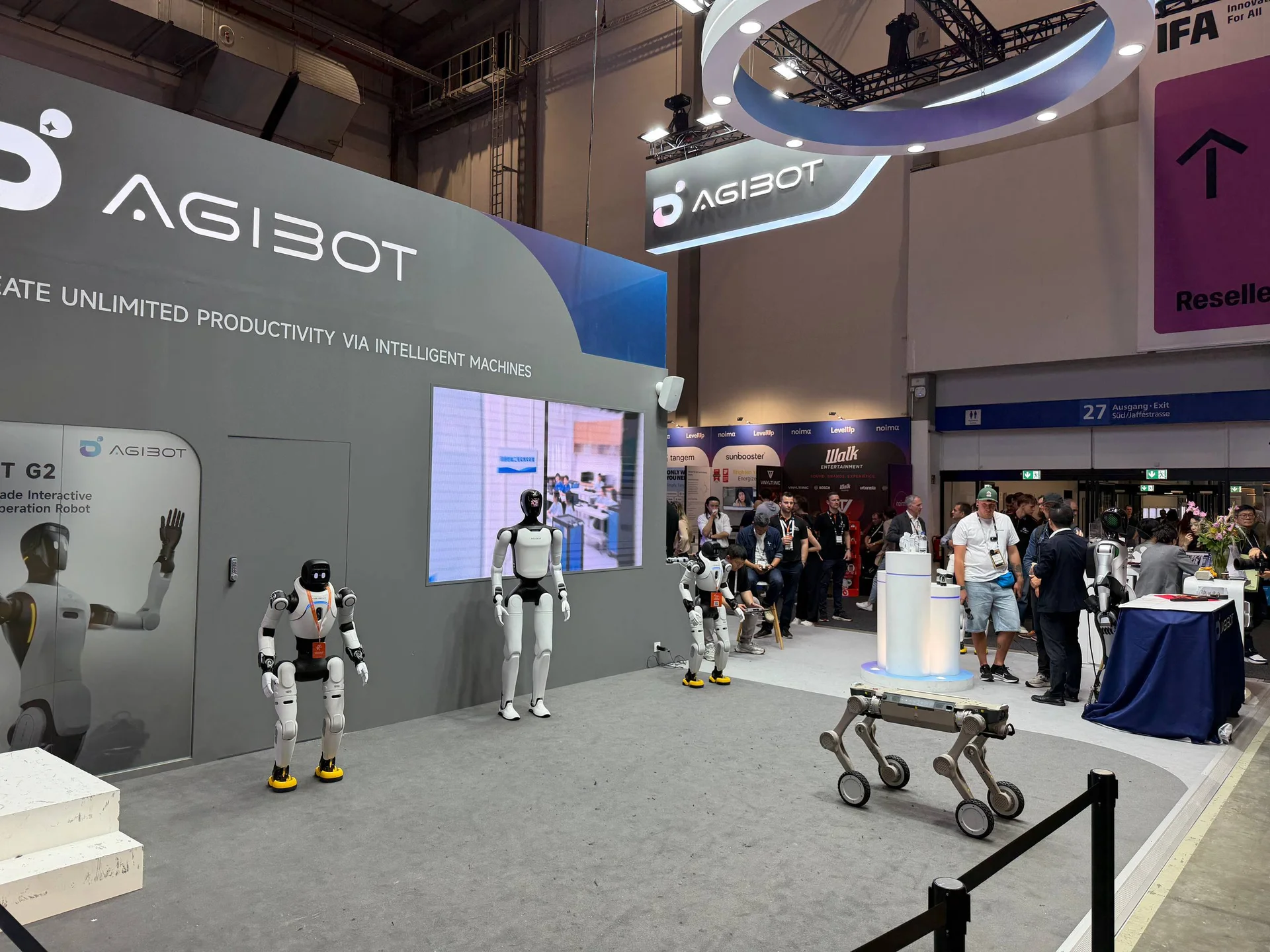 Humanoidni roboti i robotske platforme na štandu kompanije AGIBOT tokom sajma IFA 2026