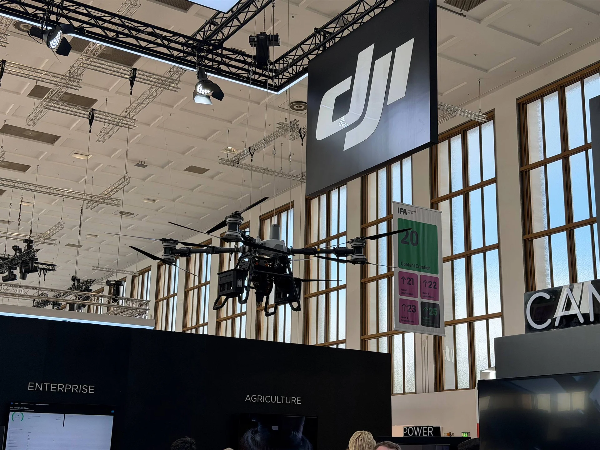 Profesionalni DJI dronovi izloženi iznad štanda kompanije na sajmu IFA 2026