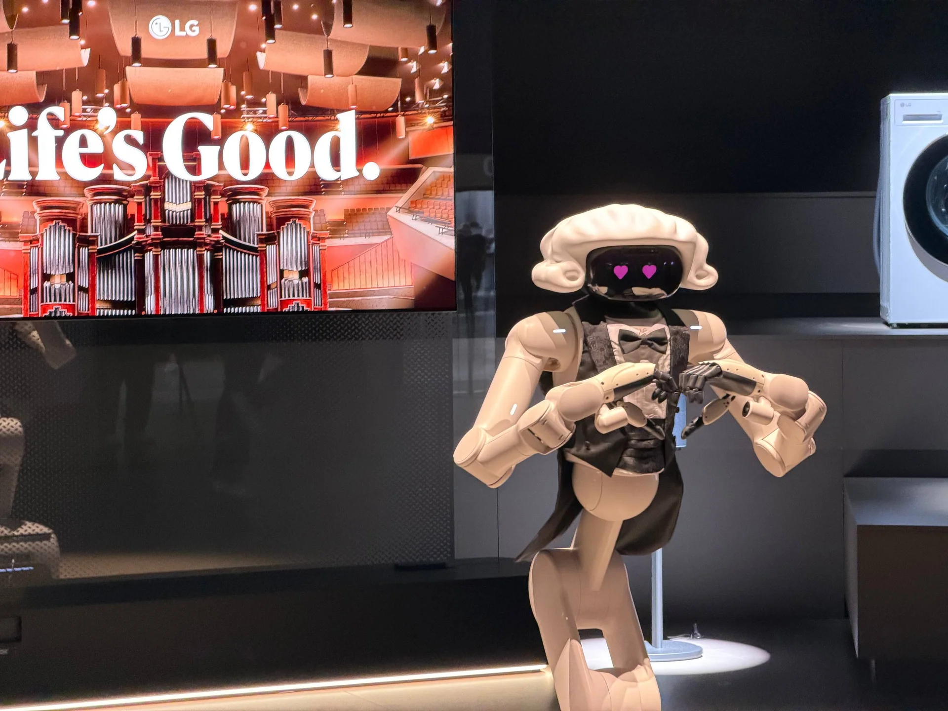 Kućni robot LG CLOiD tokom demonstracije na štandu kompanije LG na sajmu IFA 2026