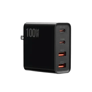 Црни GaN пуњач за зид од 100 W са два USB-C порта означена са PD 100W и PD 30W, и два USB-A порта означена са QC3.0, са склопивим утикачем видљивим са стране.